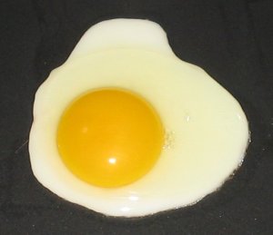 Fried_egg,_sunny_side_up